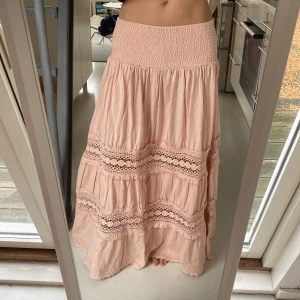 Lång kjol med volym och spets - Lång kjol med volym och spets, perfekt för utlandssemestern! Säljer även en likadan vit. 