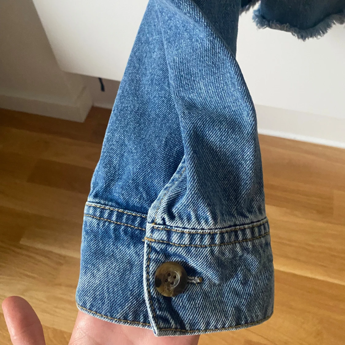 Blå croppad jeansjacka från Lindex - 4