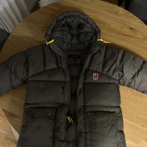 Grön Fjällräven jacka - Jag säljer min gröna fjällräven jacka, för att jag har köpt en ny jacka och känner att färgen inte riktigt passar mig. Den är sparsamt använd och har inga defekter💚💚💕Xs men känns som S, pris kan alltid diskuteras 
