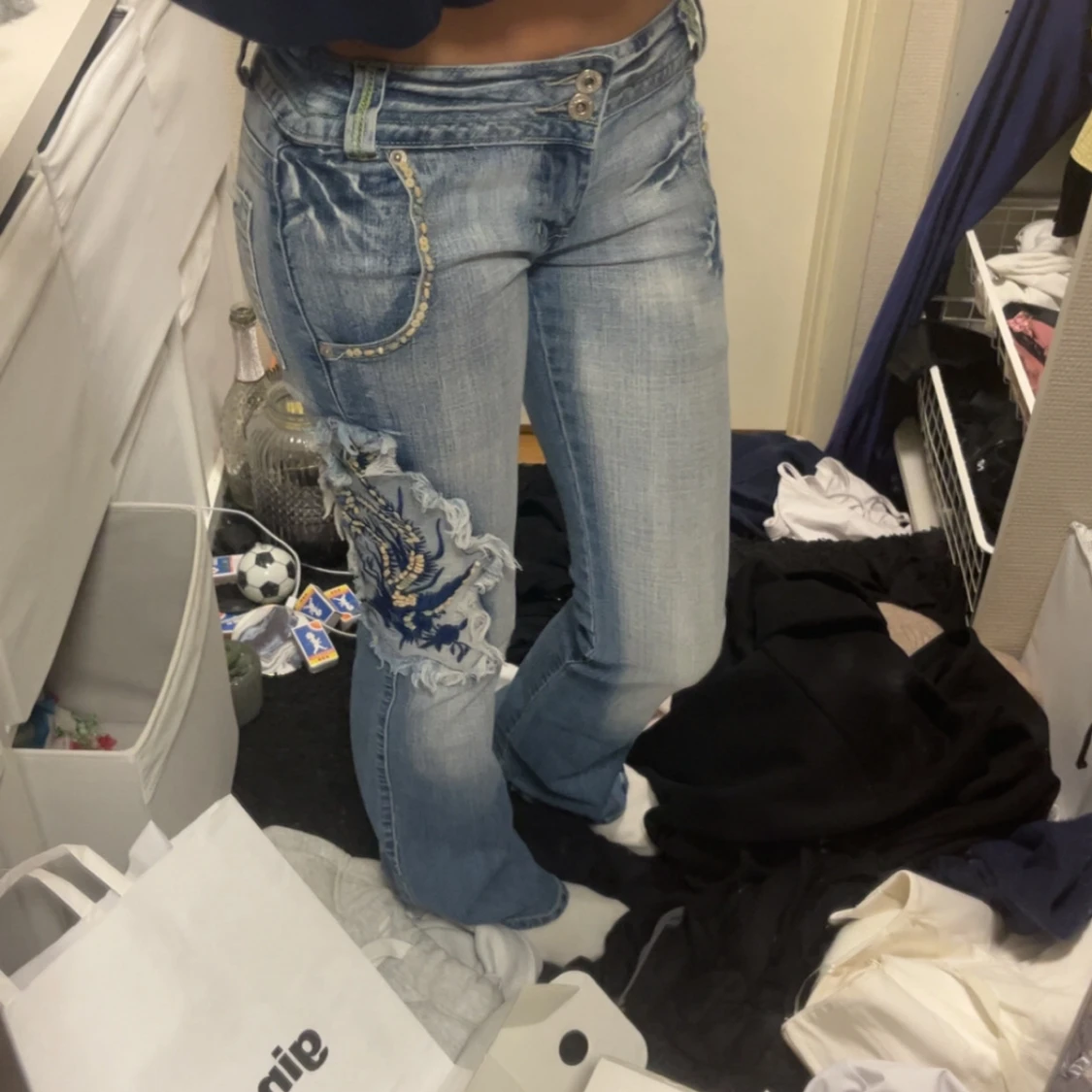 Blå jeans med drakpatch från Provog