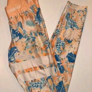 Träningstights från Stronger - Träningstights från Stronger i storlek S. Sparsamt använda och är därmed i bra skick.