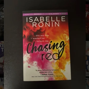 Chasing Red - Upptäck en passionerad och modern kärlekshistoria som har tagit Wattpad med storm! Chasing Red är en bok fylld av känslor, attraktion och drama – perfekt för dig som älskar romantik och vill ha något som sticker ut från mängden.