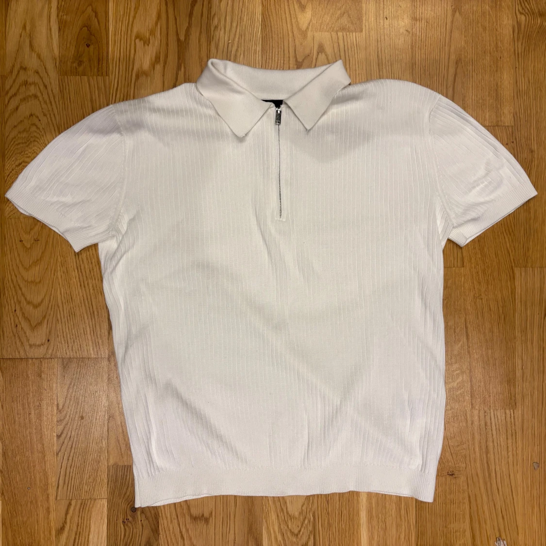 Vit pikétröja med dragkedja