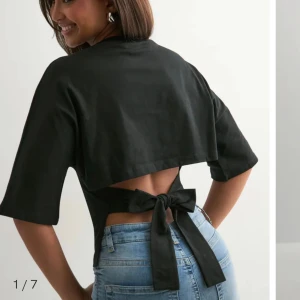 Svart bolerotopp med knyt i ryggen - Snygg svart topp från Nelly, storlek xs. Använd fåtal gånger. 