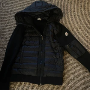 Moncler Cardigan - Jag säljer min moncler cardigan och jag säljer den eftersom att den var lite för stor på mig. Den är storlek L men passar M bra. Pris kan diskuteras. NFC funkar.