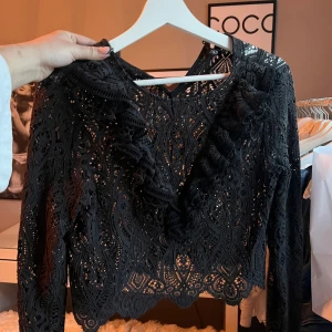 Svart spetsblus från Zara - Säljer en jättefin blus från Zara som inte längre säljs❤️ den är i storlek S🥰 väldigt fin och passar till det mesta. Ställ gärna frågor