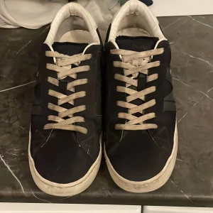 Moncler skor - Ett par schyssta moncler skor, skorna är användna men är inte förstörda på något sätt utan bara lite smutsiga. Ingen box eller något tillkommer pågrund av att de är köpta av en kompis vilket gjorde att jag tyckte jag inte behövda något sådant. Nypris är ca 3500 men mitt pris är 1300 pågrund av att jag ej använder de längre.