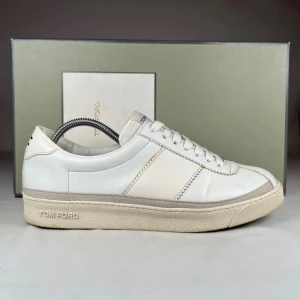 Vita sneakers från Tom Ford  - Snygga vita sneakers från Tom Ford i lyxigt skinn med klassisk låg profil och rund tå. Boxen ingår ej. Nypris ~ 6500kr .Skorna har vita snören, diskret logga på sidan och plös, samt en beige sula med struktur. Perfekta för dig som gillar stilrena och exklusiva sneakers. Priset är absolut inte hugget i sten! Skriv om frågor uppstår så svarar vi snabbt och ärligt! // By, Olsén, Closet