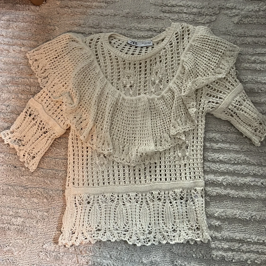 Vit stickad blus med volang från Zara