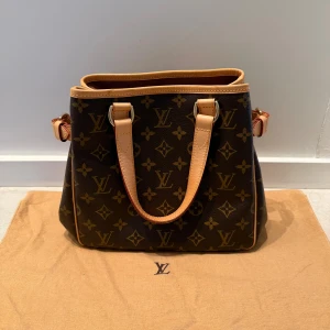 Louis Vuitton - Vintage Louis Vuitton från 2005. Köpt på auktion på Bukowskis, kvittot finns längst bak i bilderna. Finns inga skador över huvudtaget på väskan. 