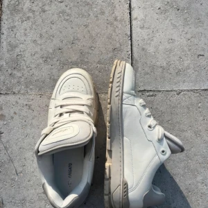 Arigato skor  - Axel arigato sneakers, ritikgt sköna och snygga passar till alla stilar och kan användas året runt bäse höst sommar, vinter. Detta är verkligen en super skor som jag rekommenderar starkt, anledning till att jag säljer skorna är att de var för små för mig. Storlek 45