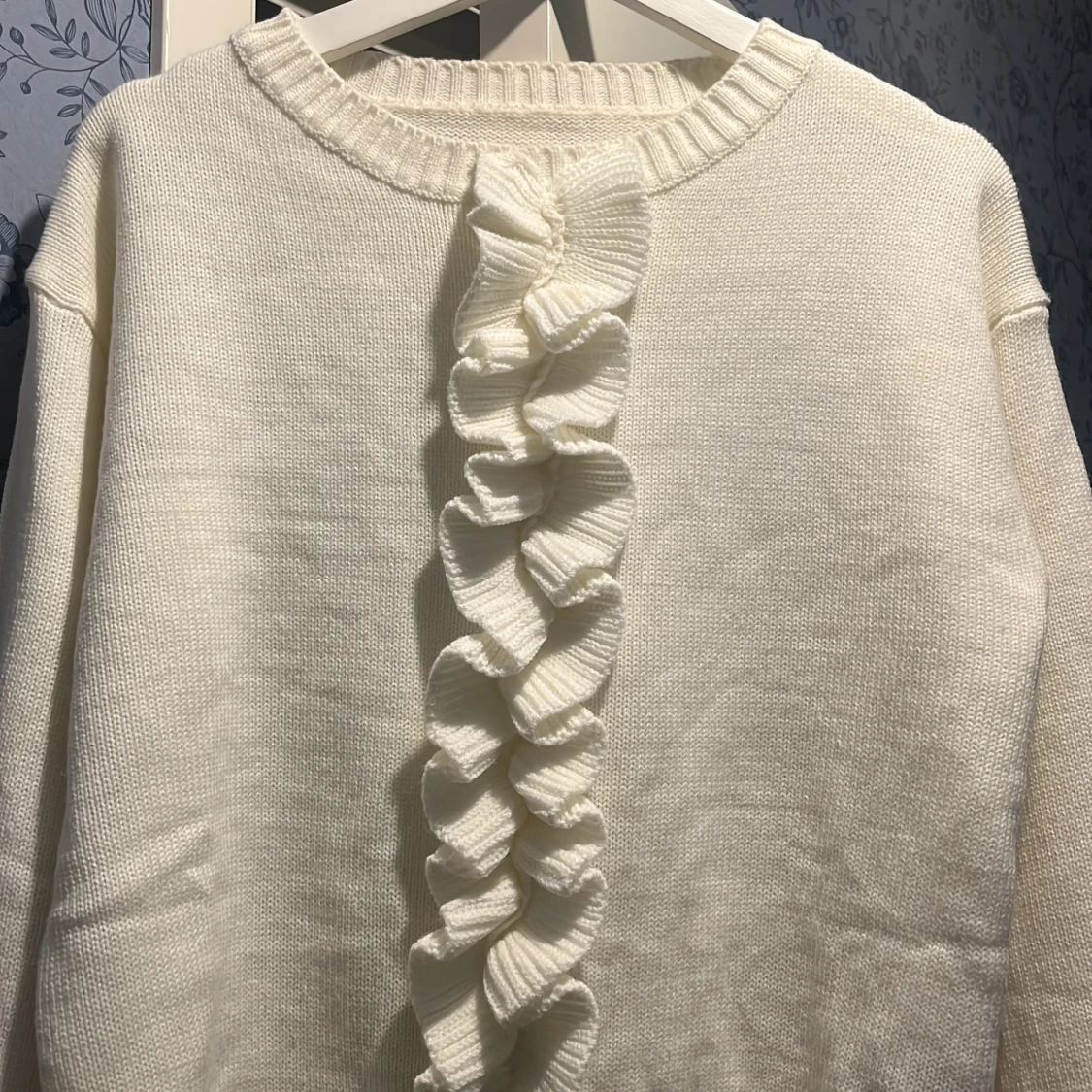 Vit stickad tröja med volangdetalj - 2