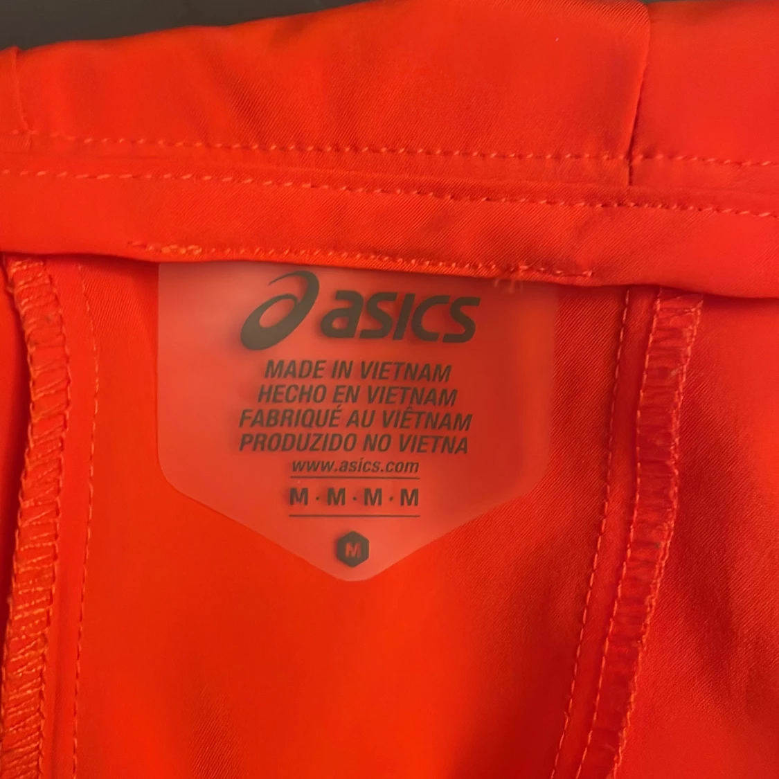 Röd vindjacka från Asics med huva - 2