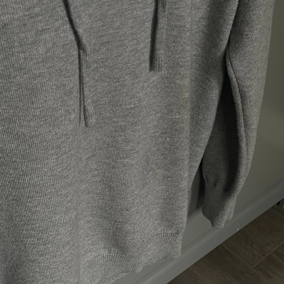 Grå stickad hoodie med huva - 3