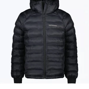 Svart dunjacka Peak Performance - Jättebra skick! Knappt använd. ❣️Säljer en svart/mörkblå dunjacka från Peak Performance med huva och dragkedja framtill. Jackan har puffad design, ribbade muddar och diskret logga på bröstet. Perfekt för kalla dagar och har en clean, sportig look som funkar till allt. Köpt för 3199 förra året. 