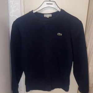 Mörkblå sweatshirt från Lacoste Sport - Snygg mörkblå sweatshirt från Lacoste Sport i storlek XS. 