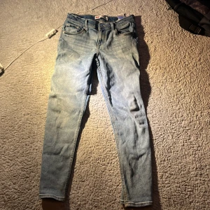 Levi's jeans - Säljer ett par Levi's jeans i ljusblå tvätt. Perfekta för dig som gillar en smal siluett och stilren look.