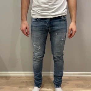 Jack&Jones jeans - Säljer ett par blå slim fit jeans modell Glenn i storlek 31/32. Jeansen har slitna detaljer och en snygg tvättad look. Klassisk femficksmodell med dragkedja och knapp. Perfekta för dig som gillar en smalare passform. Priset är diskuterbart så det är bara att höra av sig 🤝🤩