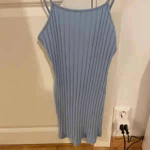 Ljusblå ribbad klänning från SHEIN - ljusblå kort klänning från shein. använd fåtal gången och i fint skick storlek: s/36