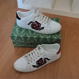 Gucci skor - Sjukt snygga skor, Storlek 42. Låda medföljer tyvärr inte. Skriv vid frågor och pris går att diskutera🤗