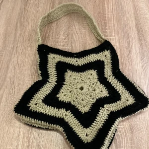 Jättefin virkad väska stjärna -  Jättefin virkad väska, stjärna den är Dash och svart. Första väska har gjort jättesöt 