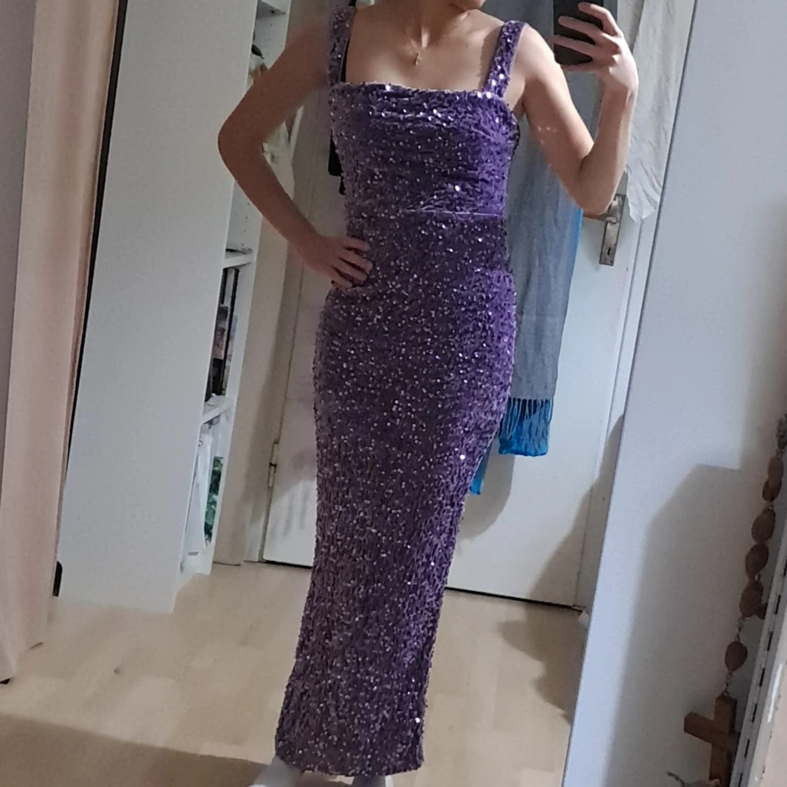 Lila glittrig långklänning Missord