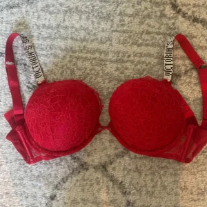 Röd Victoria Secret bh  - Säljer min Victoria Secret bh eftersom den är för stor för mig.💕 
