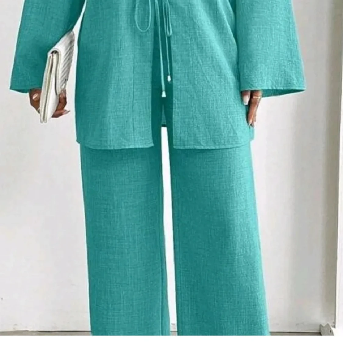 Turkos omlottkostym i linne-look - 2