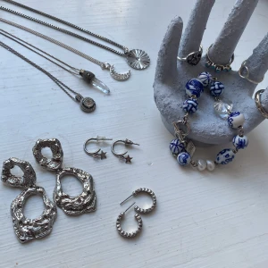 Silversmycken - Så söta örhängen, ringar och halsband i silver. Köp allt för 100kr eller skriv vilket smycke du är intresserad av och vad du är redo att betala! 