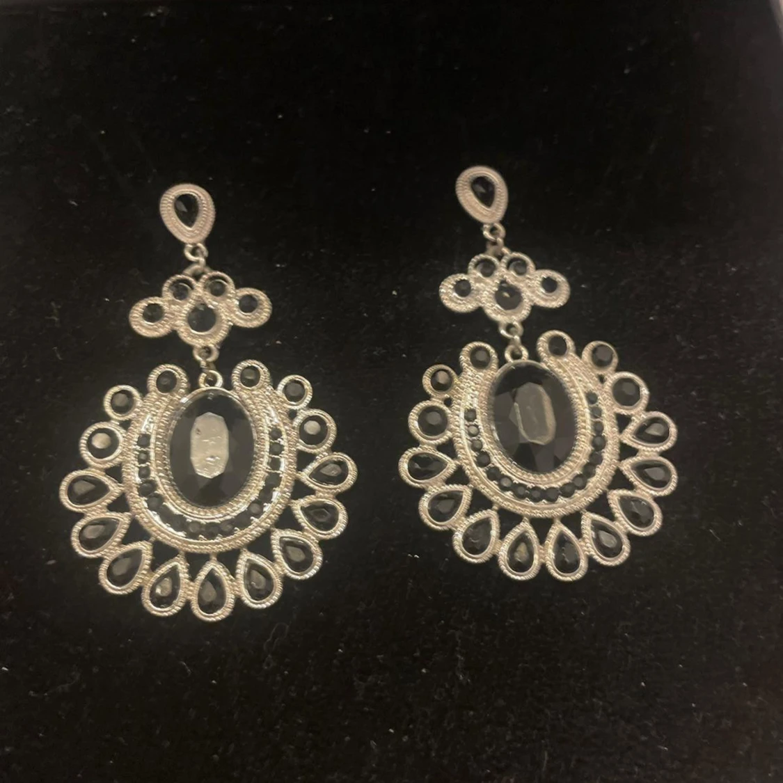 Silver örhängen med svarta stenar - 3