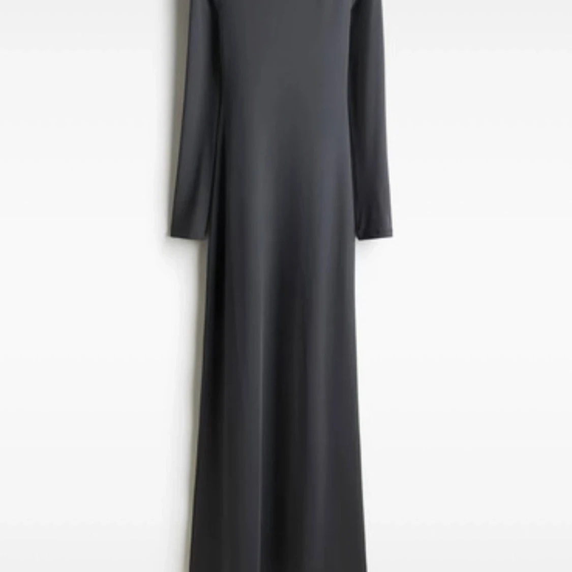 Svart långklänning med öppen rygg