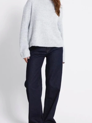 Ljusgrå stickad tröja med rund hals - Säljer en ljusgrå stickad tröja med rund hals och långa ärmar. Tröjan har en loose passform och är enkel i designen, perfekt att matcha med jeans. Materialet är mjukt och ger en skön känsla mot huden.