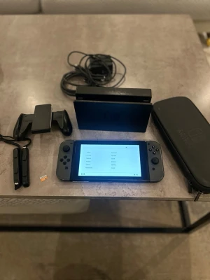 Nintendo Switch - Nintendo Switch med originaltillbehör, dockningsstation, Joy-Con-kontroller, handgrepp, fodral och 128GB Samsung EVO microSD-kort. Konsolen är i mycket fint skick! Perfekt för både bärbart och stationärt spelande.