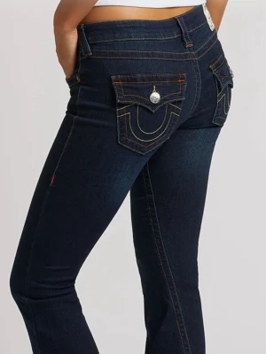 True Religion jeans Joey low rise w 27 - Marinblå lågmidjade true religion jeans i storlek W 27, modell Joey low rise. Använda fåtal gånger, små slitningar längst ner på benen. 