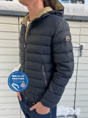 Colmar jacka - Tja! Säljer nu denna sjukt snygga Colmar jacka. Skick 7.5/10 riktigt bra förutom en ficka som har pajat som ja kan sy igen! Nypris 4000kr men säljs nu för endast 999kr. Modellen är 181 och väger 68kg men passar allt mellan 168-180 som bäst! Hör av er vid funderingar