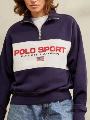 Polo RALPH LAUREN blå tröja Storlek XL - Marinblå tröja från Polo Sport Ralph Lauren med en vit rand över bröstet med texten "POLO SPORT RALPH LAUREN" i rött.  Tröjan har en kort dragkedja i halsen.  Kortare och breddare modell.  Självklart äkta :) (Nypris 1595 kr)