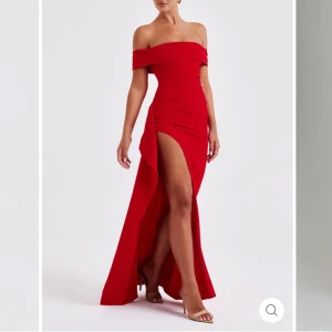 Röd offshoulder långklänning med slits - Snygg röd långklänning med offshoulder och figurnära passform. Klänningen har en hög slits på ena sidan och draperad effekt över höften. Perfekt för dig som vill sticka ut med en elegant och sexig look. Aldrig använd då jag inte tycke om hur den satt på mig personligen! Original pris 778kr säljer för 510kr frakten ingår i priset🥰 priset som syns är det som gäller😍