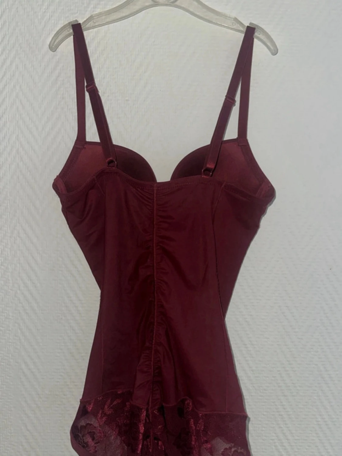 Vinröd body med spetsdetaljer - 2