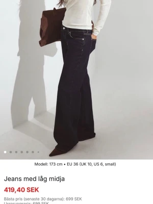 Mörkblå wide jeans med låg midja - Snygga mörkblå jeans med låg midja och wide fit. Klassisk femficksmodell med silverfärgade nitar och dragkedja. Perfekta för dig som gillar en avslappnad och trendig look. Materialet är slitstarkt jeans och passformen är loose. 