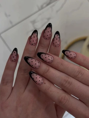 ✨Handgjorda lösnaglar✨ - Svartprickiga naglar med fransk tipp. Skriv gärna vid frågor, pris, storlek och design kan diskuteras!💕