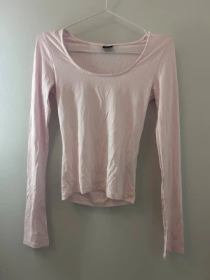 Ljusrosa långärmad topp Gina Tricot - Säljer en ljusrosa långärmad topp från Gina Tricot i storlek Xs❤️