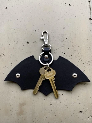 Nyckelring Batman - 📦 Skickas alltid inom 24h 💬 Snabb och trygg kommunikation En liten detalj som lyfter hela din stil ✨ 