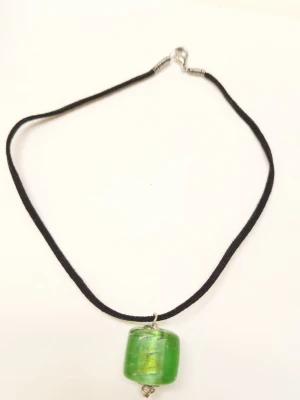 Halsband med grönt hänge - Grönt hänge på läderrem. Remmen är 36 cm lång
