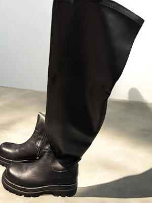 Överknä Chelsea boots - Jag har ett par superfina Chelsea boots i både skinn och PVC. Själva skon är i skinn och skaftet i PVC och det är stretch i det. Skaftet är ca 55 cm långt. De är bara använda en gång så de är som nya. Nypris 1000kr. Hund och katt finns i hemmet.