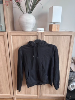 Svart hoodie - Svart hoodie i storlek XS! 💞vet inte märket men står på lappen!