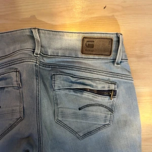G star raw ljusblå unika jeans slim straight fit med bootcut dragkedja fickor o brodyr  - nästan oanvända märkesjeans med slits