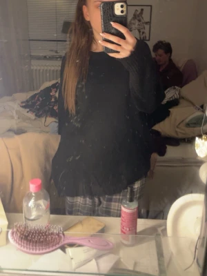 Svart stickad tröja från Chiquelle - Mysig svart stickad tröja från Chiquelle i oversized modell. Tröjan har rund halsringning och långa ärmar med ribbade muddar. Perfekt att slänga på sig när det är kallt ute och funkar till allt.