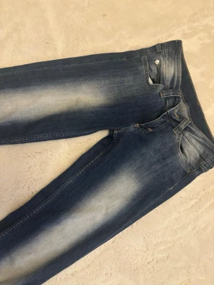Lågmidjade jeans  - Jeans från weekday (Cheap Monday) i ett väldigt bra skick säljs då som ej kommer till användning. Dock har jag tagit bort ”lappen” som satt bak på jeansen. Byxorna är lågmidjade och bootcut.   Stolek 27/32 passar mig som har stolek 32 - 34 i jeans vanligtvis dock lite långa på mig ( är 168 cm).                                                                           Svårt att ta bra bilder men skriv så skickar jag fler!!💞