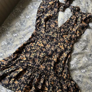 Blommig klänning -  Blommig lite kortare klänning med öppen rygg. Superfin men använder aldrig.. storlek S