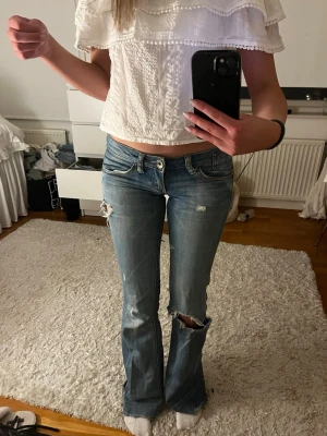 MNG lågmidjade jeans  - Säljer ett par sååå snygga jeans från MNG som jag köpte second hand då de tyvärr blivit för små eftersom de inte har någon stretch. De är väldigt lågmidjade och går inte att köpa någon annanstans. ‼️⚠️Lägg inte prisförslag under 900🩷⚠️ ‼️